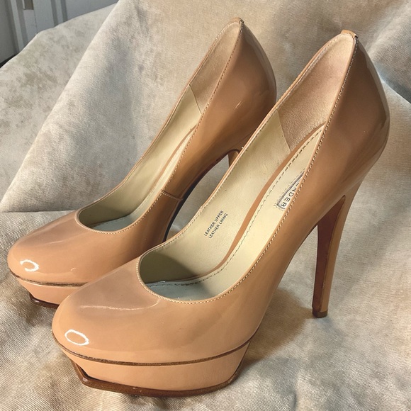 Vera Wang  Lavender Pumps with dust bag. Pretty in light pink. - Picture 1 of 12